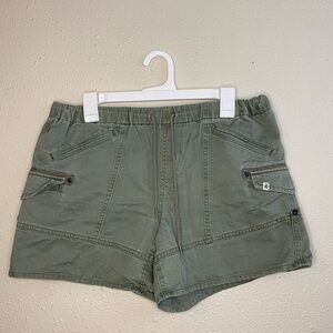 Volcom cargo shorts women’s | green | size Medium